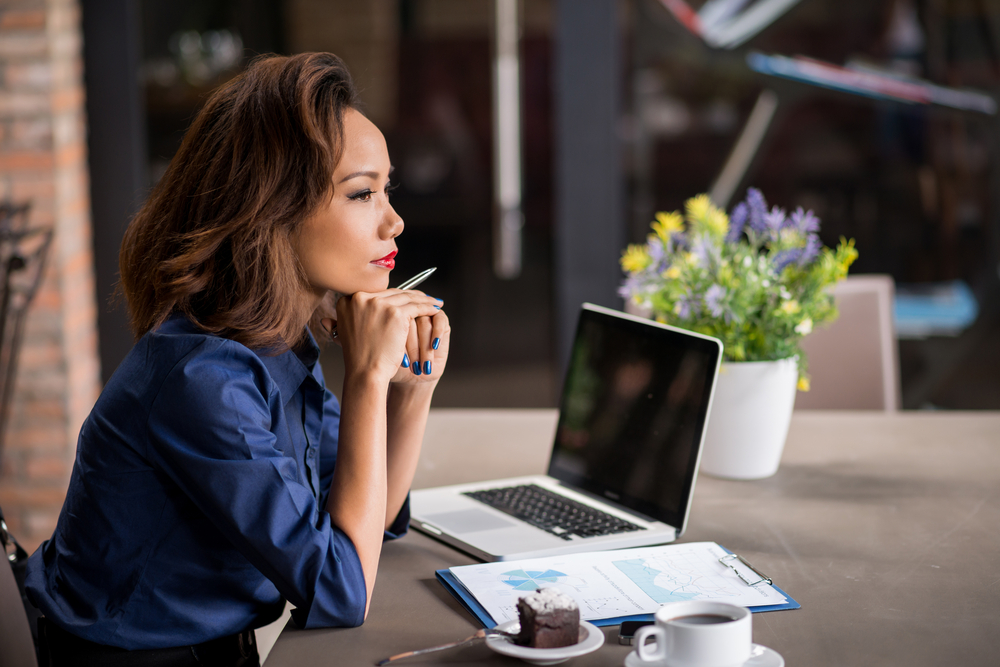 Satisfação no trabalho versus dinheiro: o que é mais poderoso? A busca por um emprego ideal envolve uma série de considerações, desde a remuneração até o ambiente de trabalho.