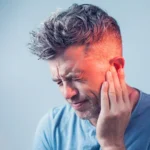 O zumbido no ouvido, conhecido como tinnitus, é um desses sinais que o corpo envia quando algo não está funcionando como deveria.