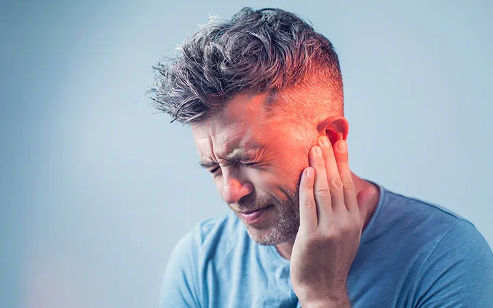 O zumbido no ouvido, conhecido como tinnitus, é um desses sinais que o corpo envia quando algo não está funcionando como deveria.