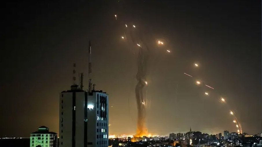 Irã e Israel Entendendo os Negócios de Guerra no Oriente Médio. Ao mergulhar nas tensões entre Irã e Israel, é impossível ignorar que muito mais do que ideologias ou questões religiosas está em jogo. Na verdade, o conflito tem raízes profundas em disputas geopolíticas e negócios estratégicos que moldam as relações internacionais.